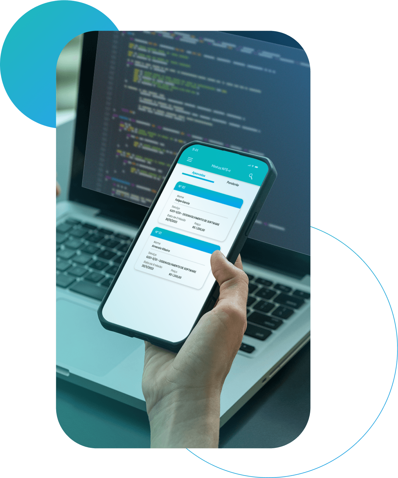 Programador utilizando celular para emitir NFSe MEI pelo aplicativo EGSMEI